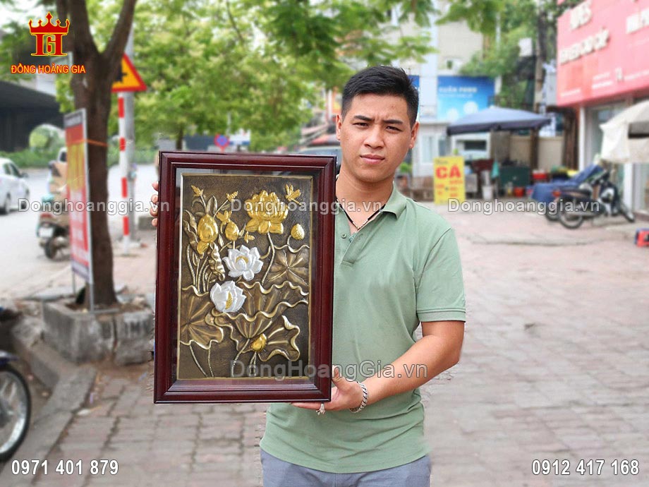 Bức tranh hoa sen bằng đồng mạ vàng, bạc là dòng sản phẩm tranh đồng treo phòng khách cao cấp